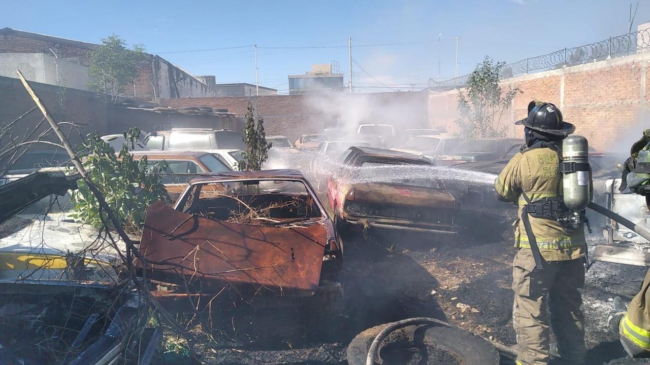 Pese a intervención de los bomberos, se incendiaron seis vehículos en el fraccionamiento Guadalupe. Foto: Especial.