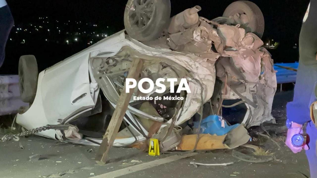 Más de cuatro horas permaneció cerrada la circulación en la autopista México-Tulancingo por el choque de tres vehículos, con saldo de dos personas muertas. Foto: Fernando Cruz