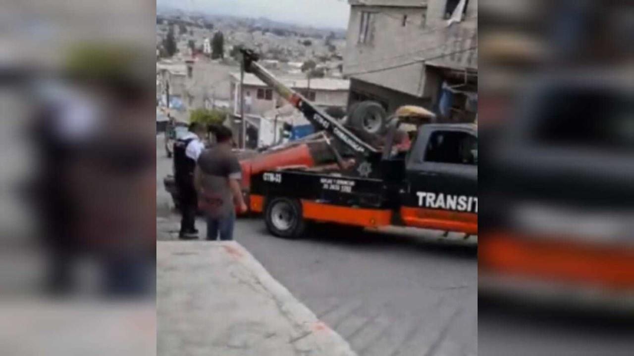 La falta de pericia y la imprudencia del conductor de una grúa de Chimalhuacán causó un choque y dejó un herido. Foto: Captura de pantalla