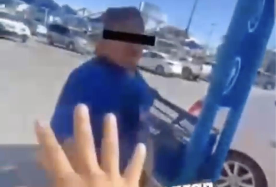 Adultos amedrentan a menores en Walmart por vender verduras. Foto: Redes Sociales