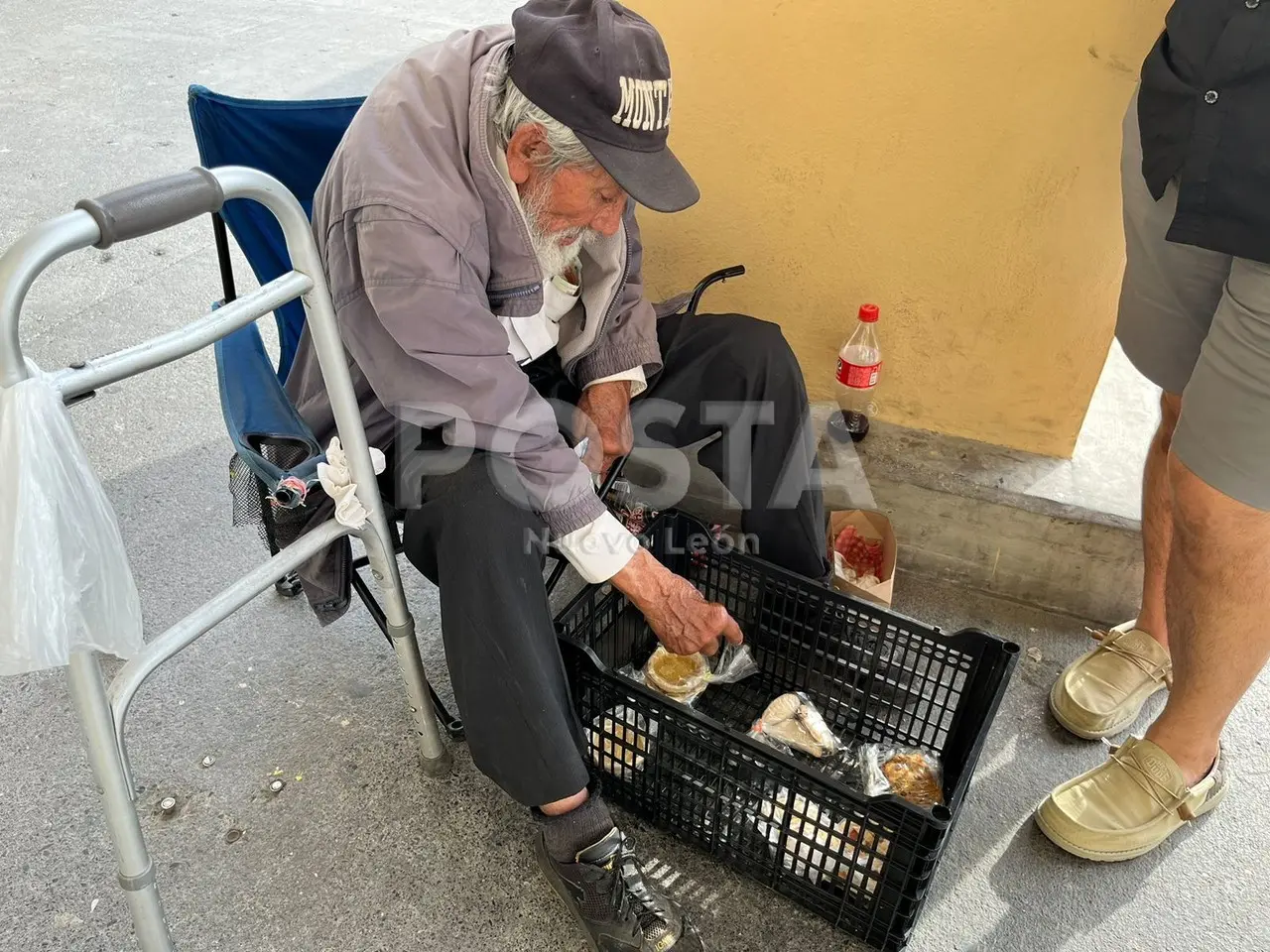 El Abuelito compartió con el equipo de POSTA Nuevo León que su apodo nació gracias a la gente que pasa cerca de la plaza y lo miran con asombro. Foto: Pablo González