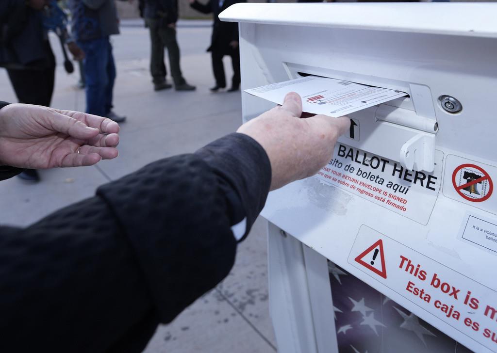 Una persona introduce su voto en una casilla ubicada frente a la sede de la División Electoral de Denver, el 8 de noviembre de 2022, en el centro de Denver. (AP Foto/David Zalubowski, Archivo)