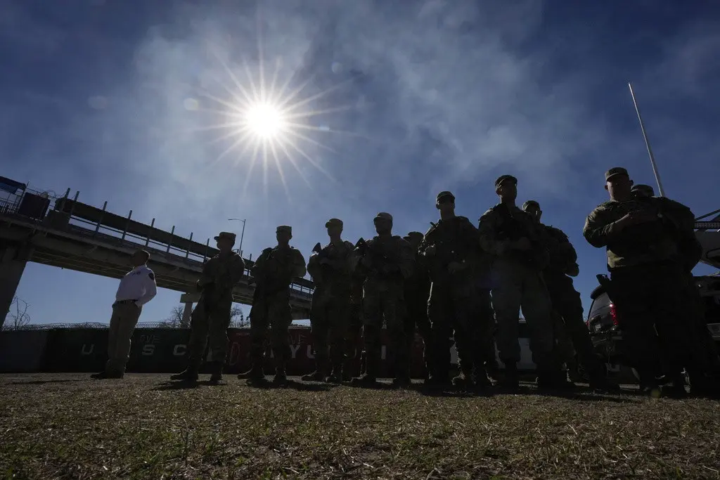 Gobernadores ofrecen una conferencia de prensa en las márgenes del río Bravo (o Grande) para discutir la Operación Estrella Solitaria y otras preocupaciones en materia fronteriza, el 4 de febrero de 2024, en Eagle Pass, Texas. (AP Foto/Eric Gay, Archivo)