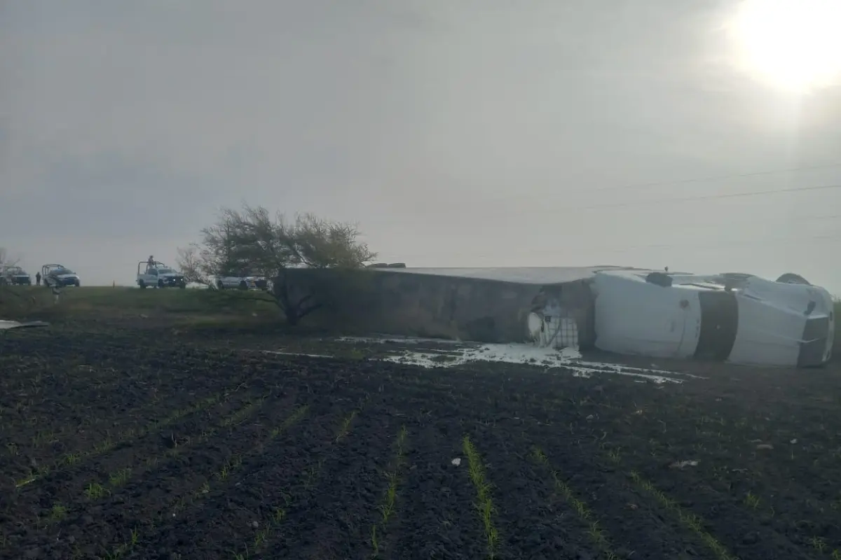 Vuelca tractocamión en San Fernando