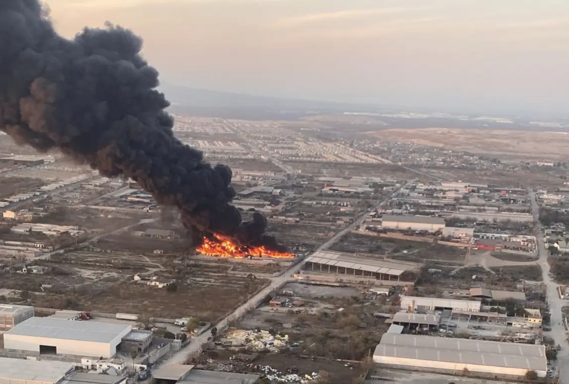 El humo generado por el incendio en una fábrica de Escobedo se puede observar en diferentes puntos del área metropolitana. Foto: PCNL