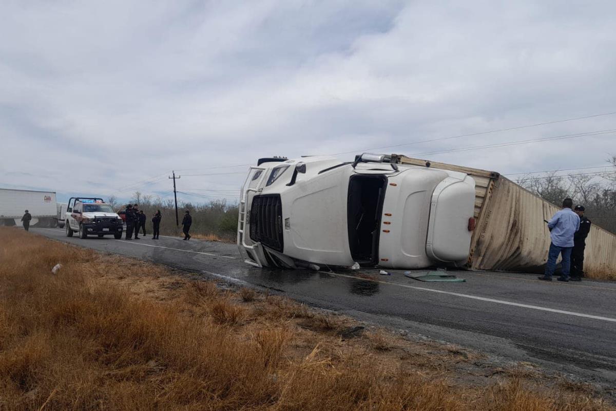 Vuelca tráiler en carretera Victoria-Monterrey