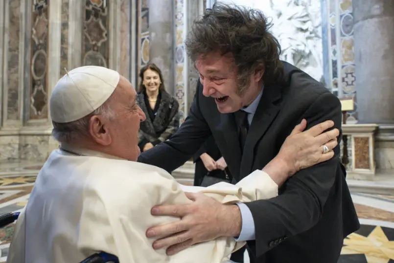 Papa Francisco y Javier Milei se abrazan en la Basílica de San Pedro. Foto. AP