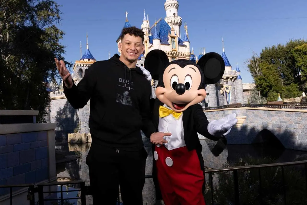 El aclamado mariscal, designado como “el jugador más valioso, celebró con Mickey Mouse y Minnie Mouse en una “cabalgata de la victoria”. (FOTO: especial)