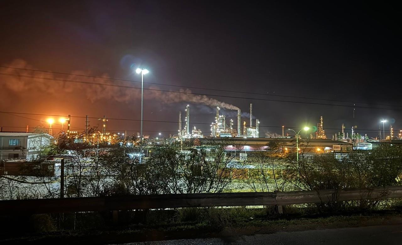 Gobierno de Nuevo León explicó que la Refinería de Pemex en Cadereyta es la principal fuente de contaminación en Nuevo León. Foto. @DrAlfonsoMM