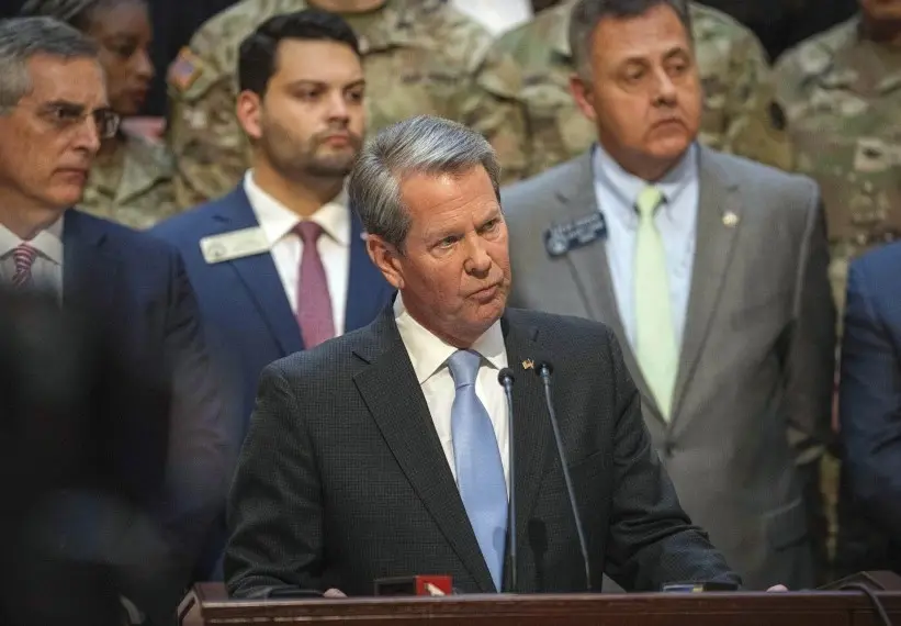 El gobernador de Georgia, Brian Kemp, anunció un plan para enviar tropas de la Guardia Nacional a Texas a lo largo de la frontera entre Estados Unidos y México. (Matthew Pearson/WABE via AP)