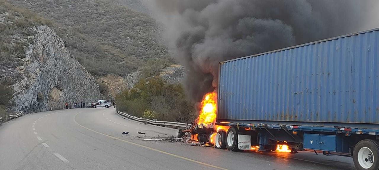 Incendio de tráiler. Fotos: SSPT