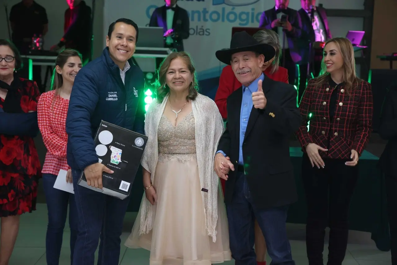 El alcalde Daniel Carrillo estuvo presente para compartir este especial momento con los ciudadanos de la tercera edad. Foto: Gobierno de San Nicolás.