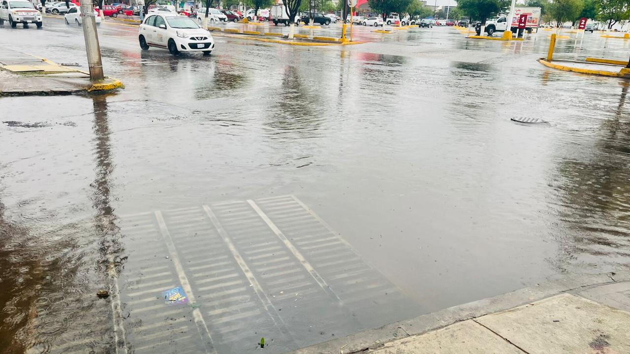 Precipitaciones dejan encharcamientos por casi toda la ciudad. Foto: Jesús Carrillo.