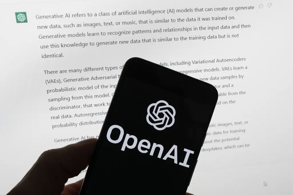 El logotipo de OpenAI se ve en un teléfono celular frente a una pantalla de computadora que muestra un resultado de ChatGPT, el 21 de marzo de 2023, en Boston. (AP Foto/Michael Dwyer, Archivo)