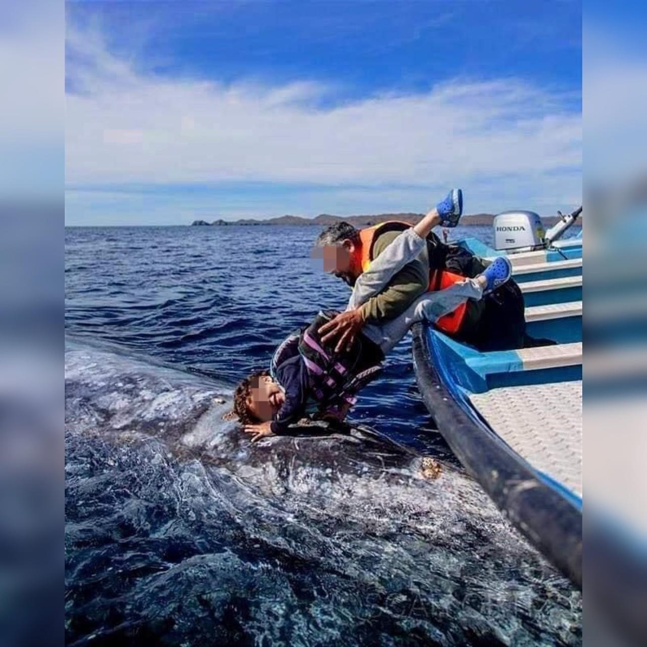 Padre e hijo en San Carlos, BCS. I Foto: La Prensa, BCS.