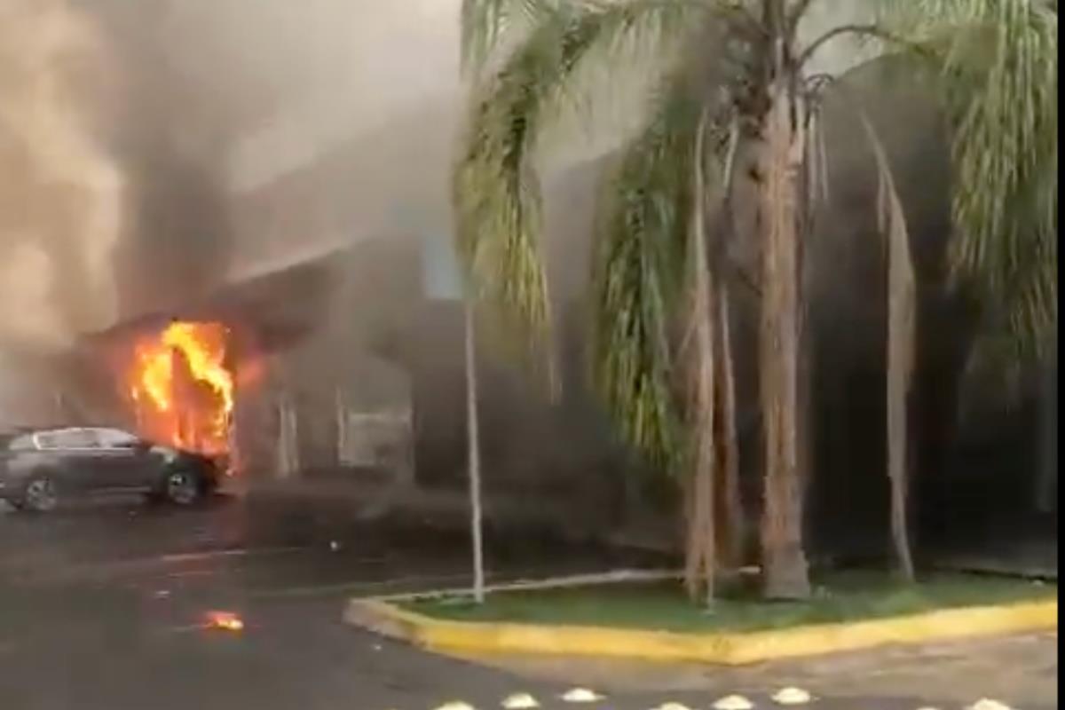 El incendio ocurrió en la pizzería Napoli Pizza, ubicada en Av. Lázaro Cárdenas y Av. Real San Agustín, en la colonia Valle Oriente del municipio de San Pedro Garza García, NL. Fuente: X (antes Twitter)/@PC_NuevoLeon