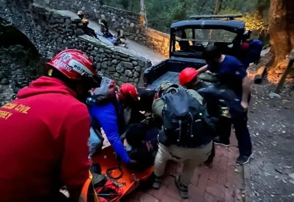 Con el apoyo de todos los equipos presentes, se llevó a cabo el descenso seguro de la persona. Foto: Protección Civil de Nuevo León.