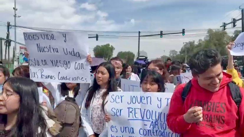 La protesta de los estudiantes es para denunciar las malas condiciones en las que se encuentran las instalaciones del plantel. Imagen: POSTA