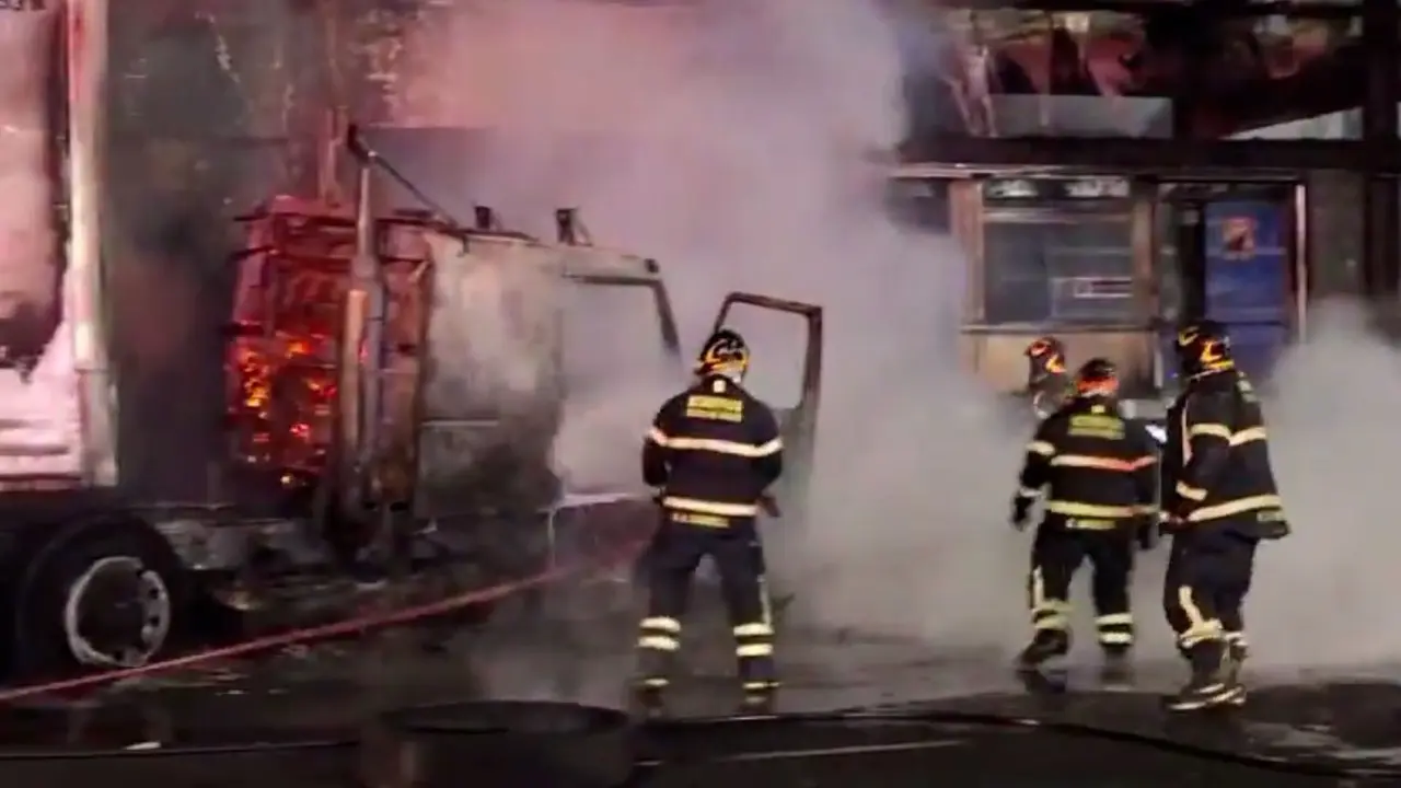 Los bomberos en acción | Fuente: X Especial