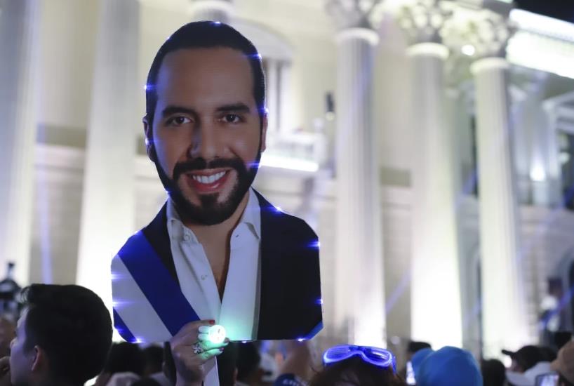 Seguidores de Nayib Bukele, se reúnen para celebrar los resultados de las elecciones generales en la plaza Gerardo Barrios en el centro de San Salvador,(AP Foto/Salvador Meléndez)