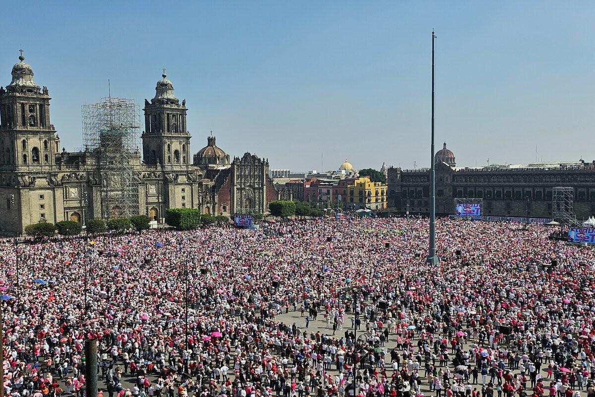 Lleno total en Zócalo de la CDMX por la marcha “NUESTRA DEMOCRACIA NO SE TOCA”. Foto: Especial