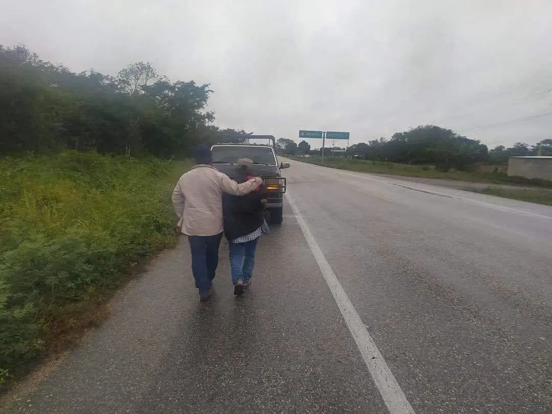 Una persona de la tercera edad  quien deambulaba por la carretera Buctzotz - Tizimín fue rescatado y devuelto a sus familiares.- Foto de redes sociales