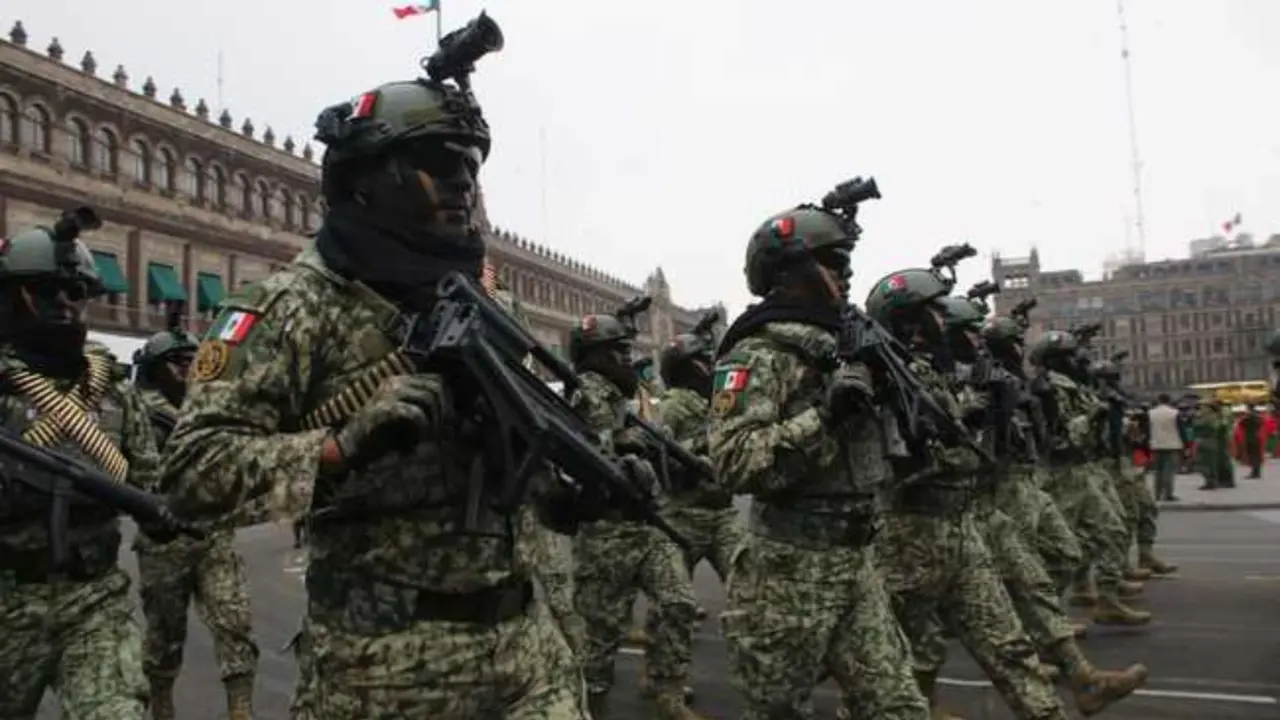 Las funciones del Ejército Mexicano van más allá de la defensa militar; también participa activamente en operativos para combatir el narcotráfico y otros delitos internos / Foto: Gobierno de México