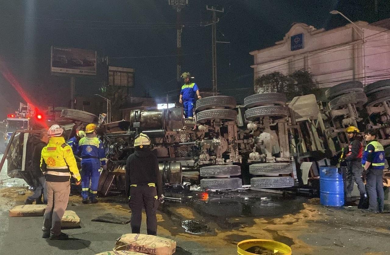 Tras el reporte al sitio asistieron elementos de Protección Civil estatal y municipal para abanderar el área. Foto: Raymundo Elizalde.