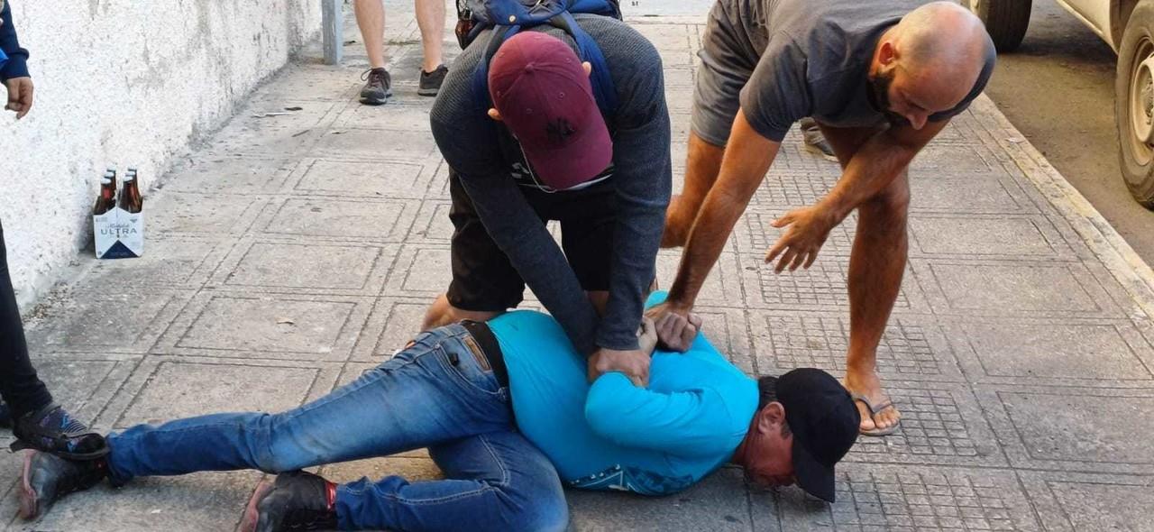 Un sujeto fue sometido y detenido por vecinos de la calle 66 del centro de Mérida tras ver el intento de robo contra una mujer.- Foto de Yucatán a la Mano