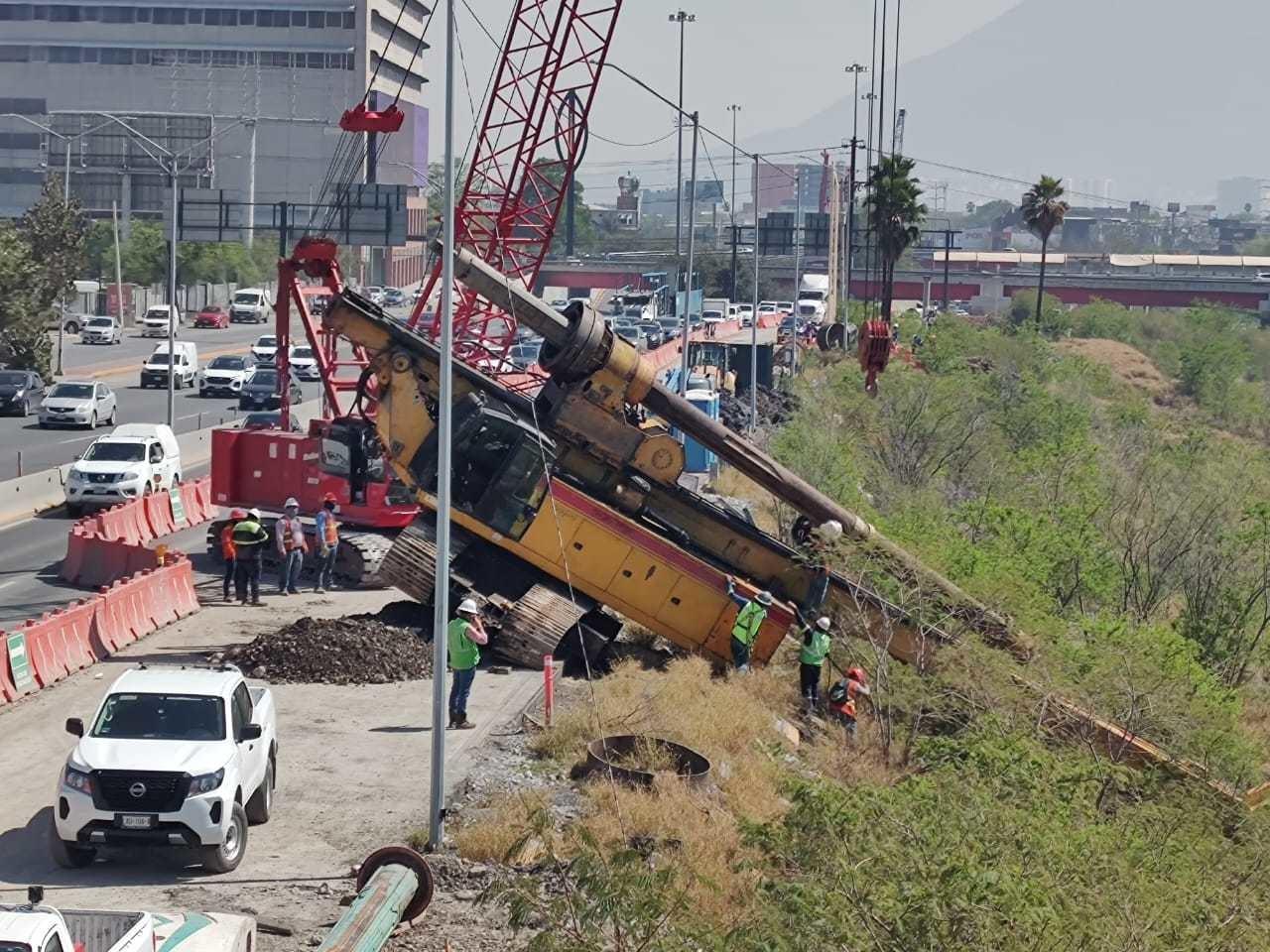 Una máquina perforadora que realiza trabajos para la Línea 4 del Metro cayó al río Santa Catarina. Foto: Raymundo Elizalde