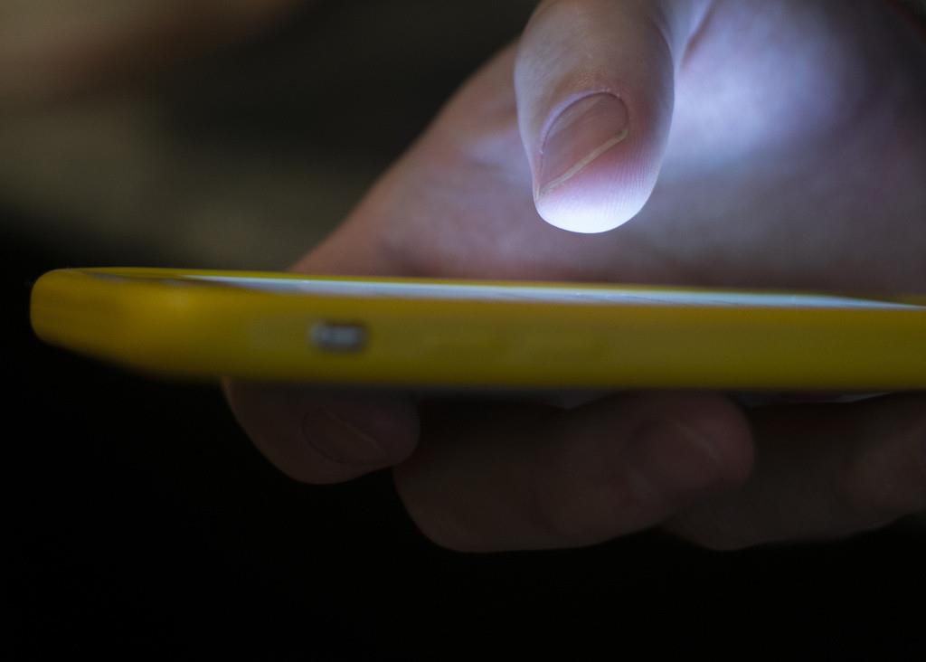 Un hombre utiliza su celular en Nueva Orleans, el 11 de agosto de 2019. (AP Foto/Jenny Kane, archivo)