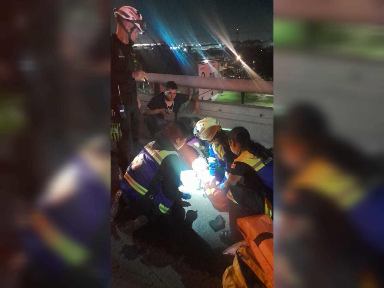 En el lugar, una camioneta se estrelló contra un muro de contención. Foto: Protección Civil de Nuevo León.