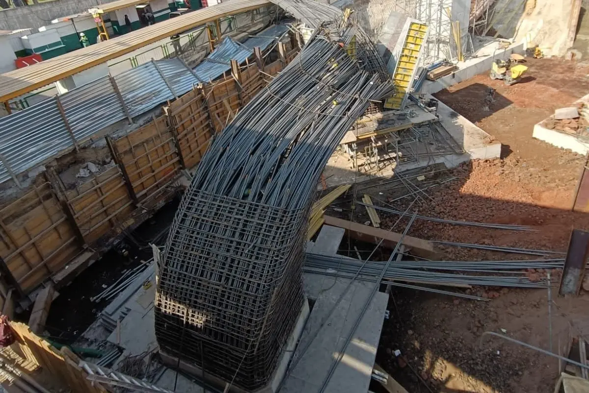 La estructura cayó y dejó heridos a seis trabajadores Foto: X(Twitter) @AlessandraRdlv