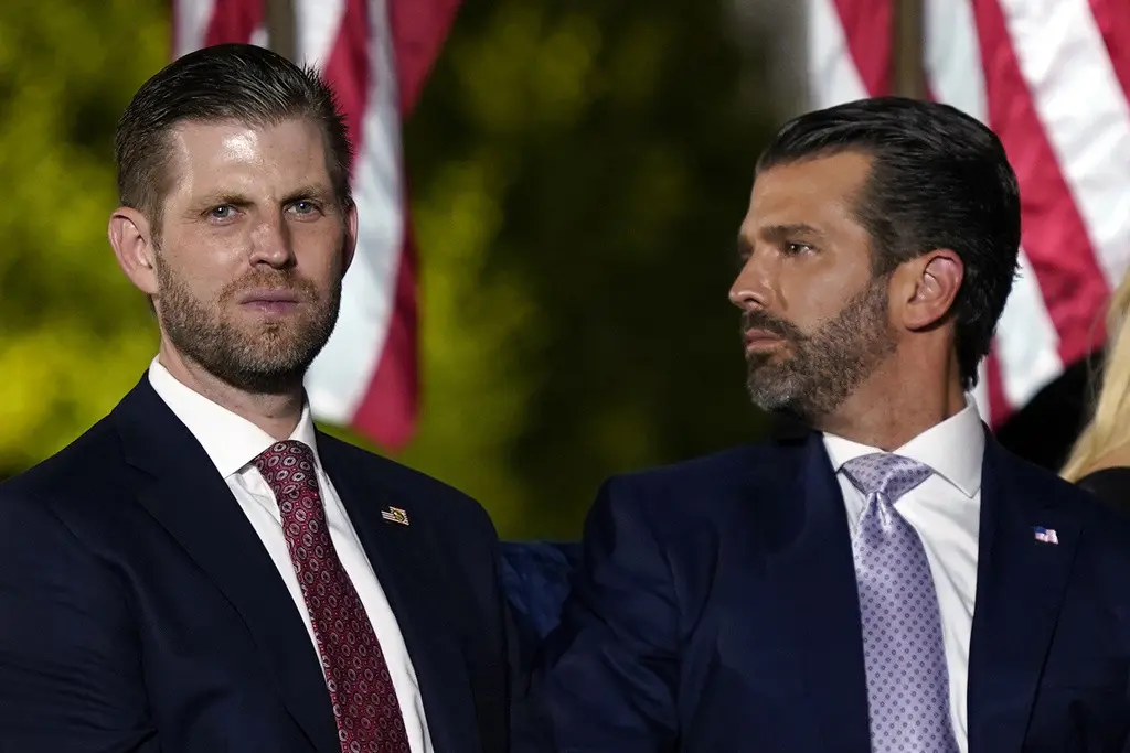 Eric Trump, a la izquierda, y Donald Trump Jr., esperan a que el presidente Donald Trump haga declaraciones desde la Casa Blanca, el 27 de agosto de 2020, en Washington. (AP Foto/Evan Vucci, File)