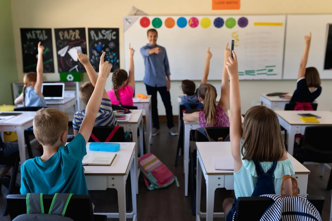 Niños de primaria: enternecen tras recibir mensaje de audio de sus papás (VIDEO)