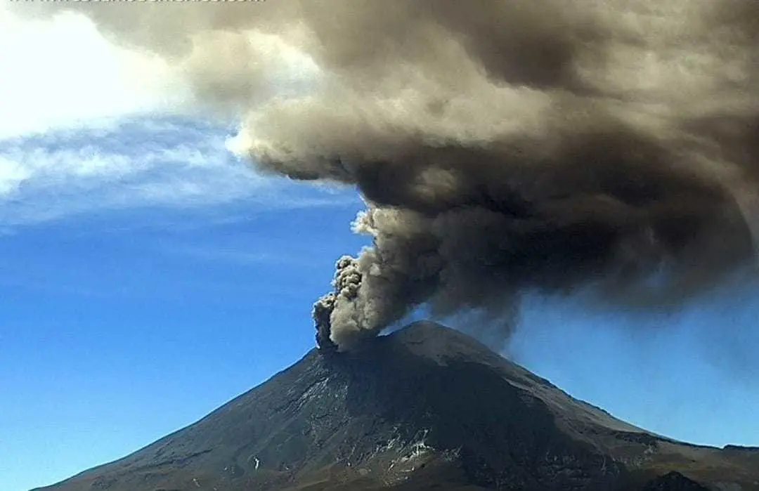 Debido a la intensa actividad volcánica del Popocatépetl, el AICM suspenden algunos vuelos. (FOTO: Cenapred/ Gobierno de México)