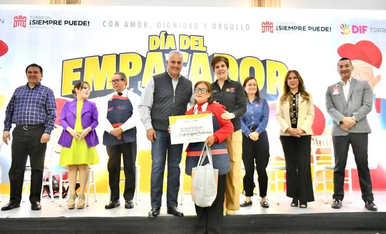 Durante su intervención, el presidente municipal expresó su reconocimiento a los adultos mayores y jóvenes menores de edad. (Fotografía: Gobierno de Torreón)