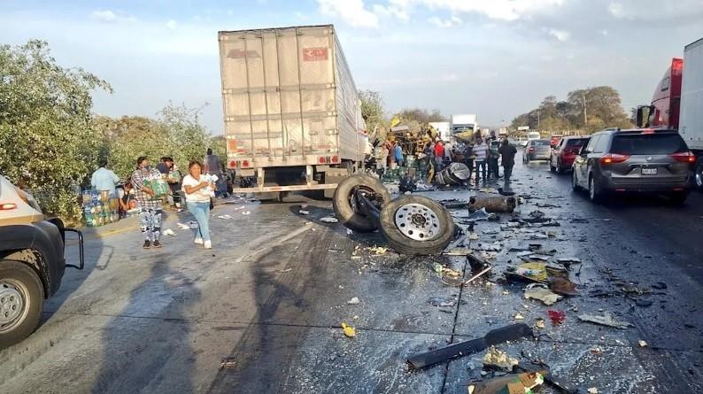 Varias personas que pasaban por el lugar del accidente, se detuvieron y se llevaron los productos. Foto: Especial