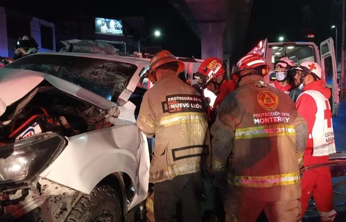 Según testigos en el lugar, se observaba a un hombre prensado dentro del automóvil. Foto: Protección Civil de Nuevo León.