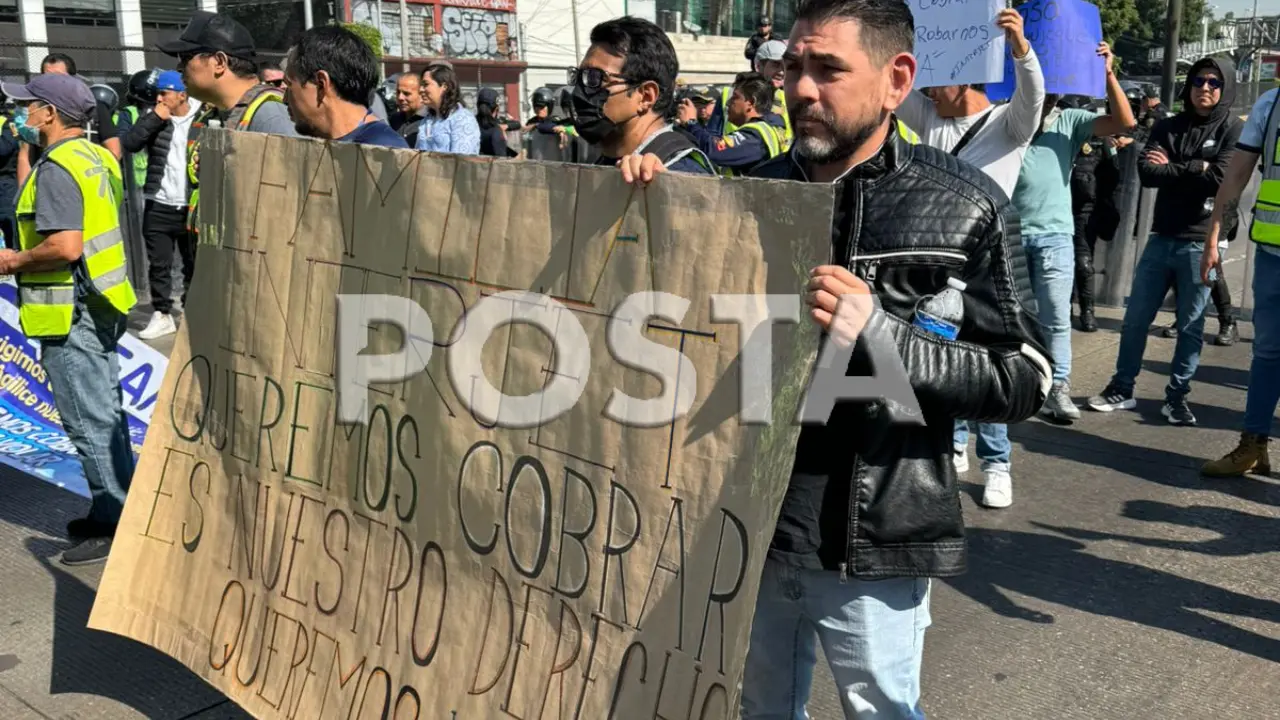 Trabajadores de Interjet cierran Circuito Interior, exigen pagos pendientes.    Foto: Ramón Ramírez