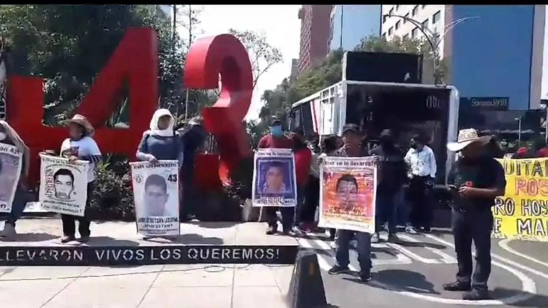 En esta nueva jornada de manifestaciones, los normalistas y activistas secuestraron un camión de refrescos para llevar al Zócalo de la CDMX, lugar en donde tienen un plantón. (FOTO: especial)