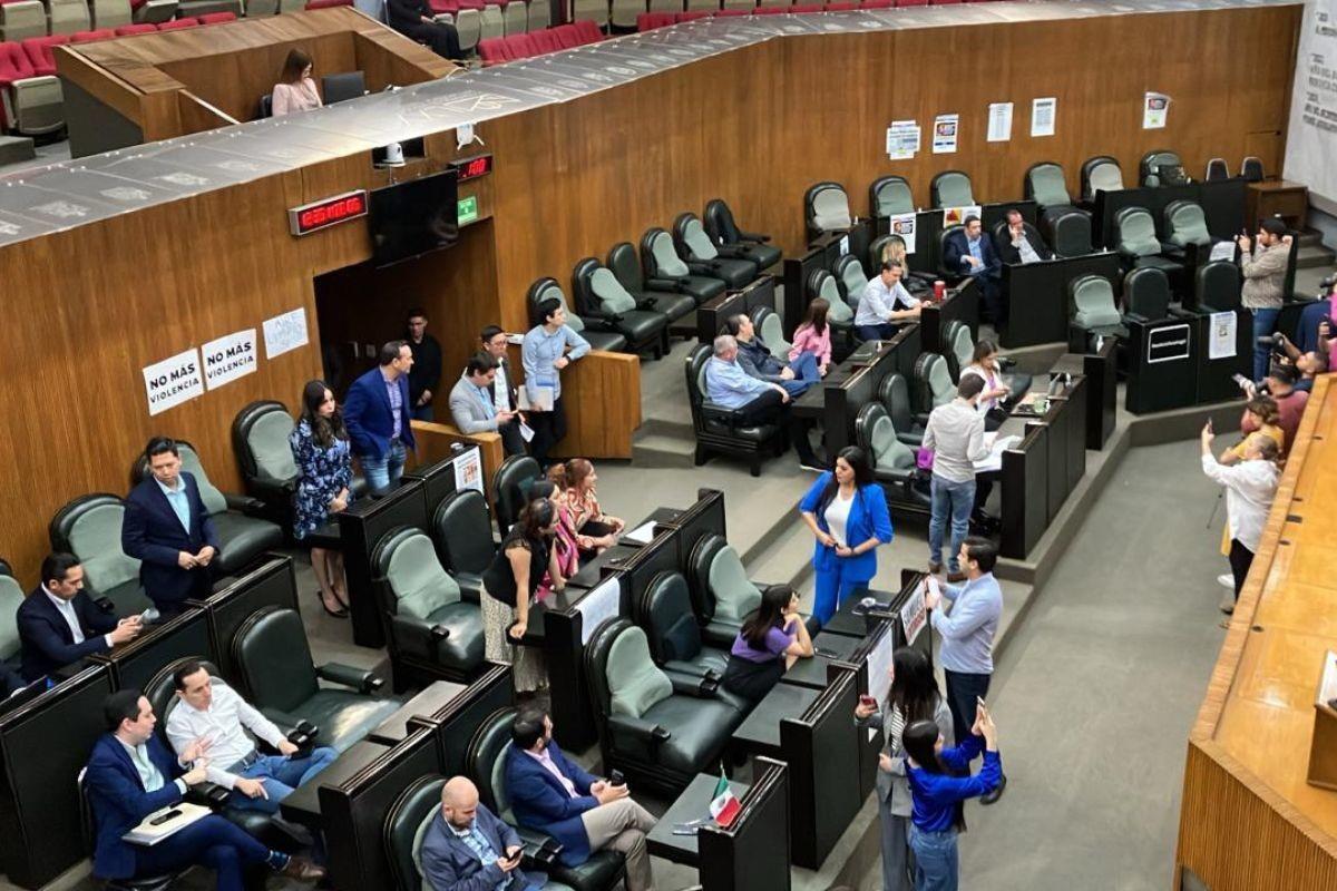 Al no estar presentarse los diputados de la bancada naranja en el Congreso de Nuevo León, sus asesores fueron expulsados. Foto: Armando Galicia