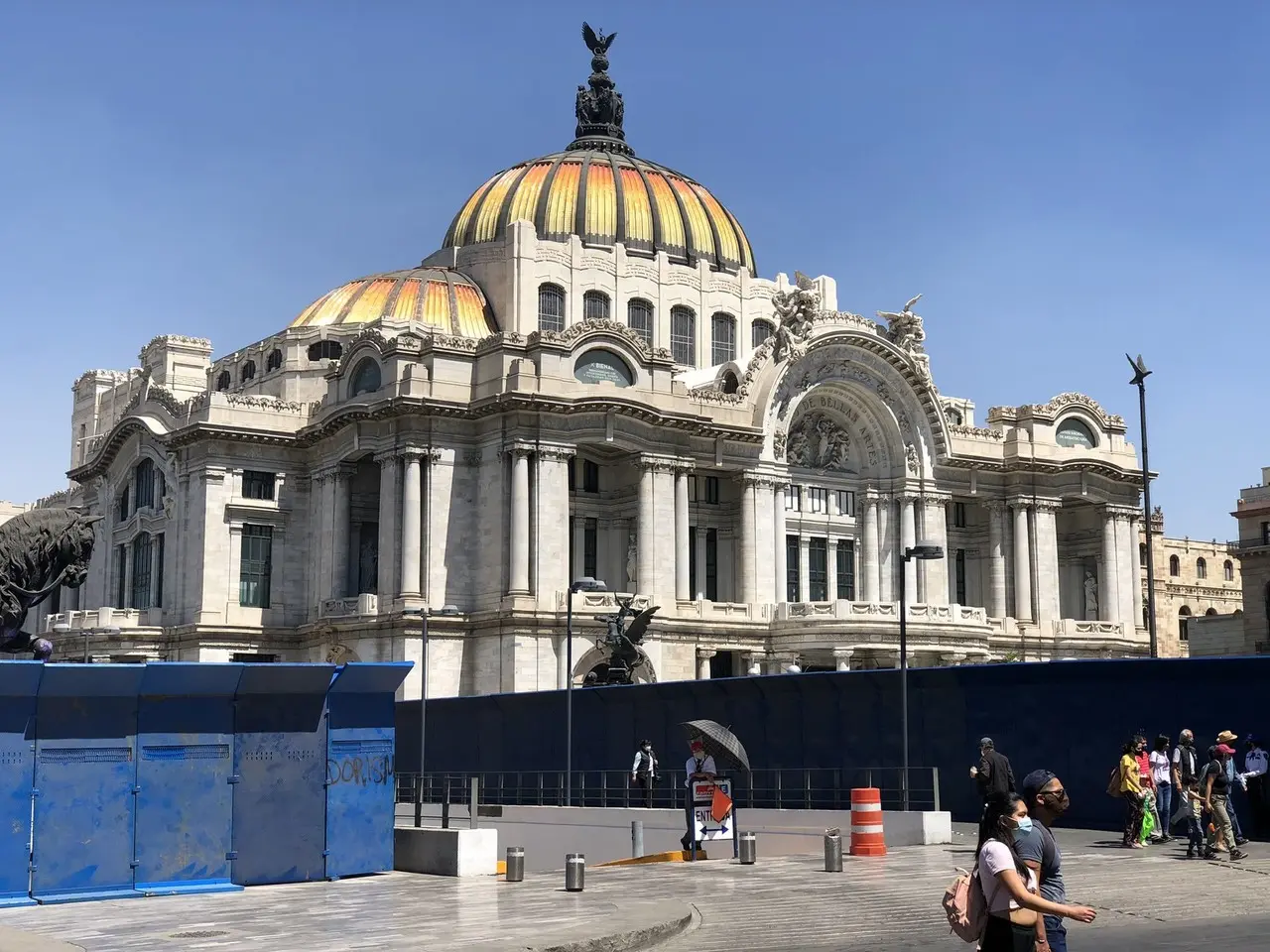 #8M Monumentos amanecen blindados con vallas metálicas