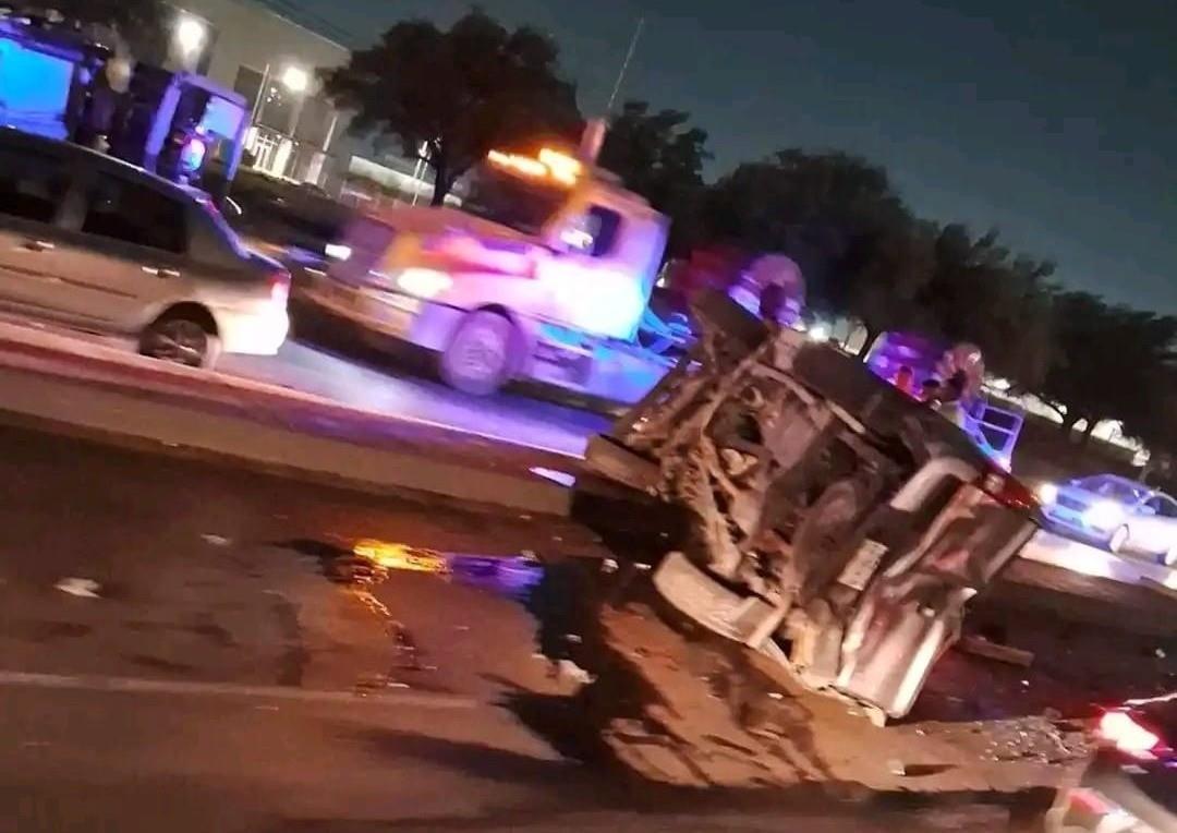 Tras el choque uno de los vehículos quedó volcado. Foto: Facebook Apodaca en Alerta.