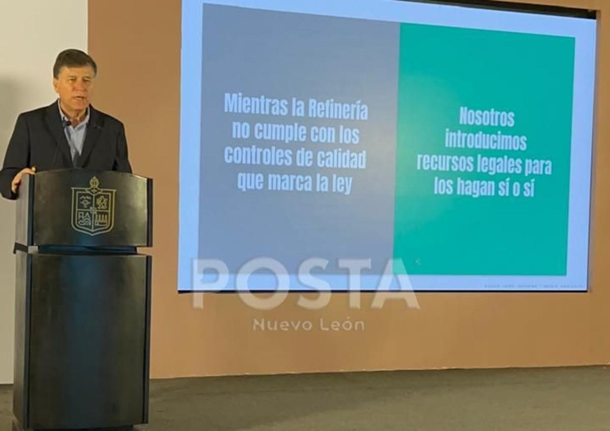 El secretario de Medio Ambiente, Alfonso Martínez Muñoz, mostró una cronología de las denuncias y acciones que ha realizado la dependencia en contra de la refinería de PEMEX ubicada en el municipio de Cadereyta. Foto: Rosy Sandoval