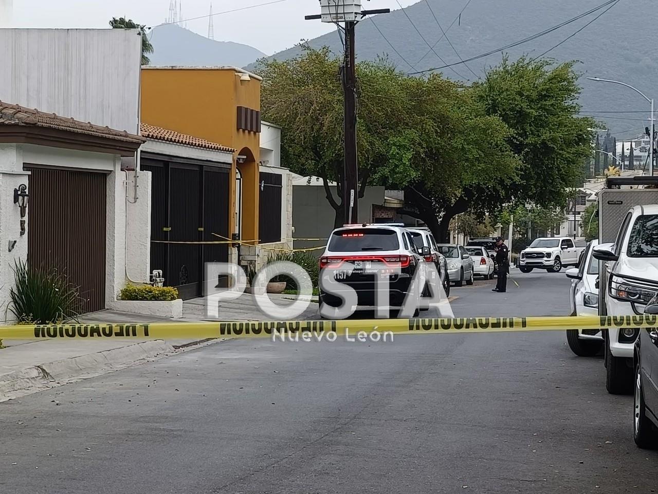 Autoridades cercaron el domicilio donde ocurrió el matricidio y suicidio en la calle Carrizalejo, de la colonia Valle de Chipinque, en San Pedro. Foto: Raymundo Elizalde