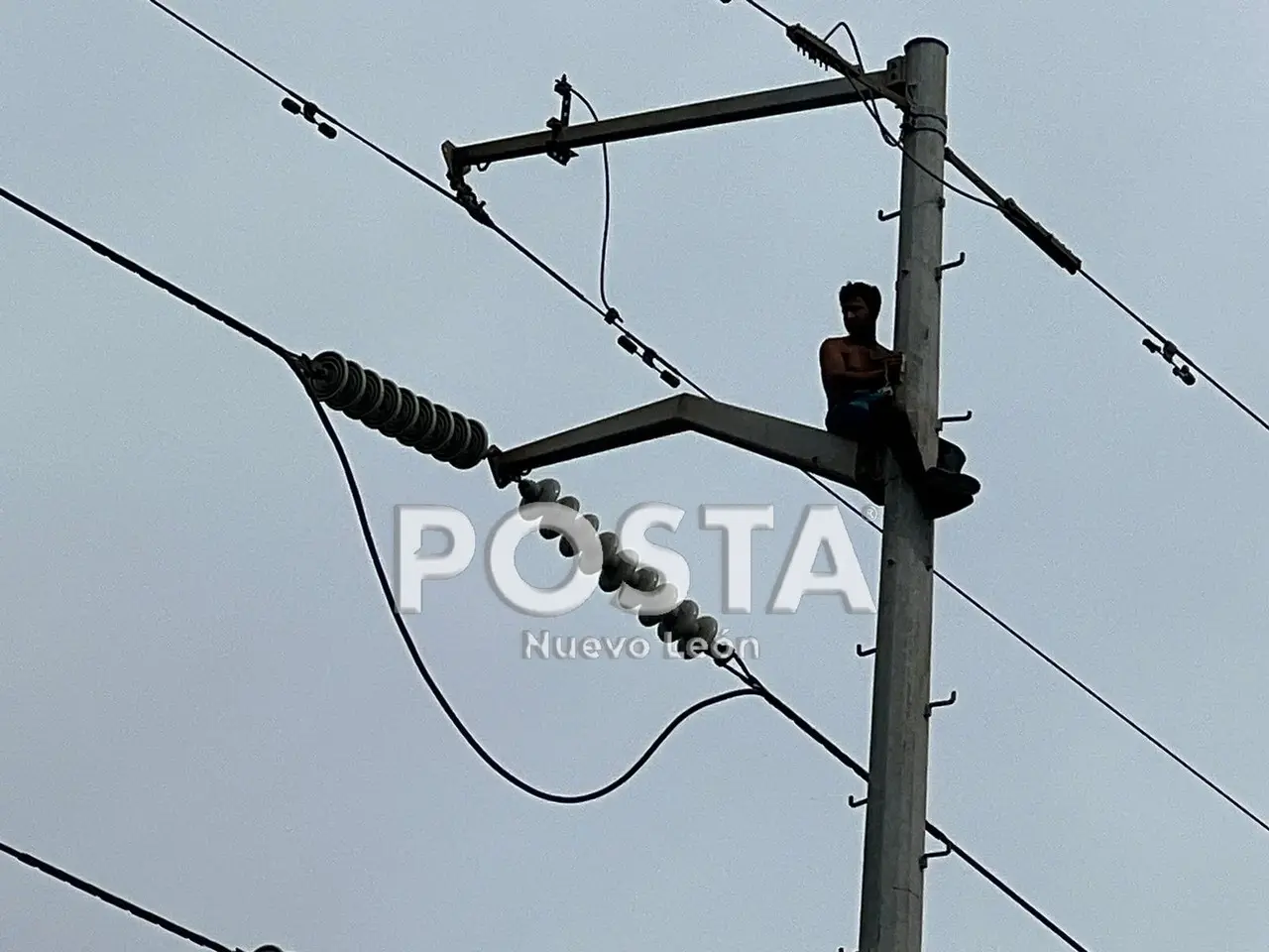 Sube hombre a torre eléctrica y amaga con lanzarse