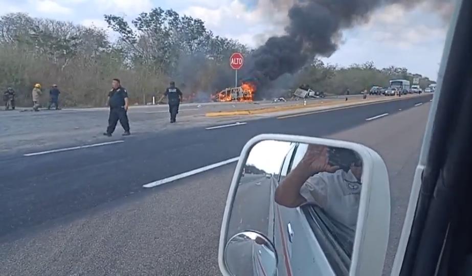 Los conductores de la camioneta tipo Town Country no presentaron heridas Foto: Redes sociales