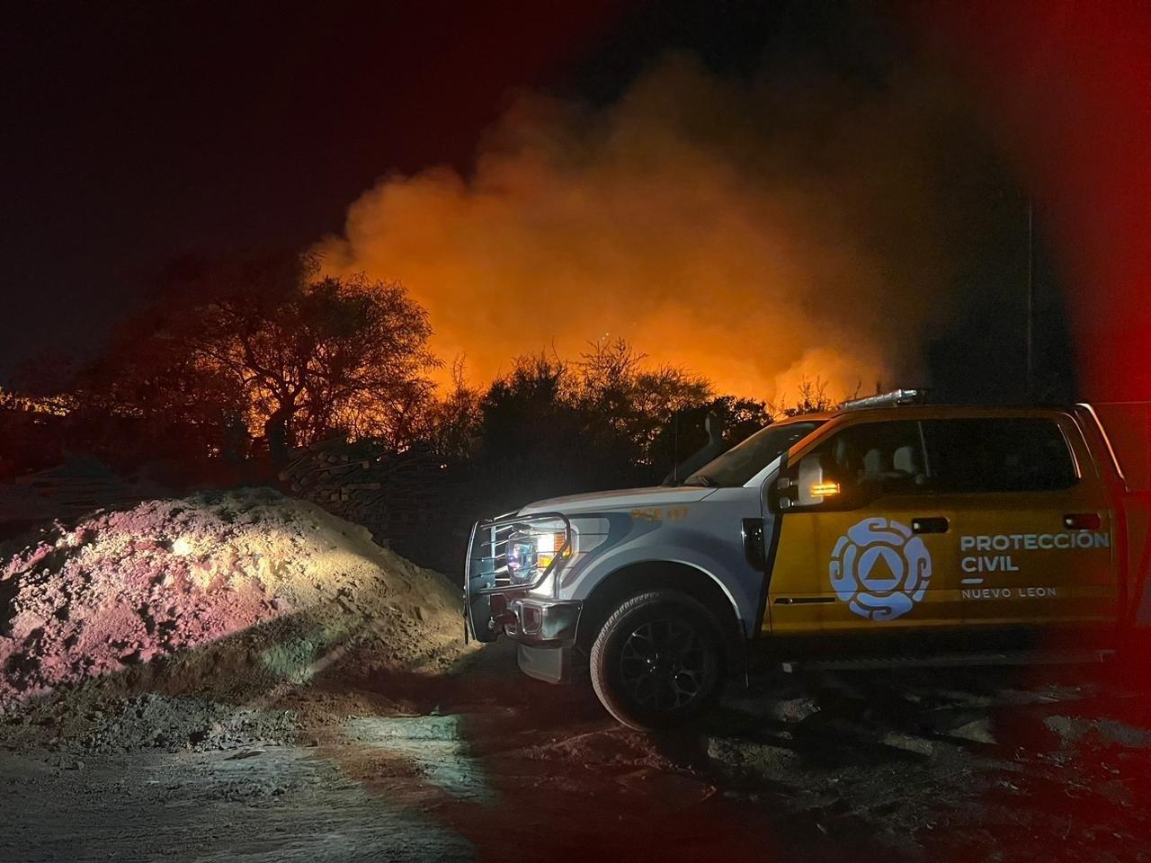 El fuego consumió tarimas, basura y plástico. Foto: Protección Civil de Nuevo León.