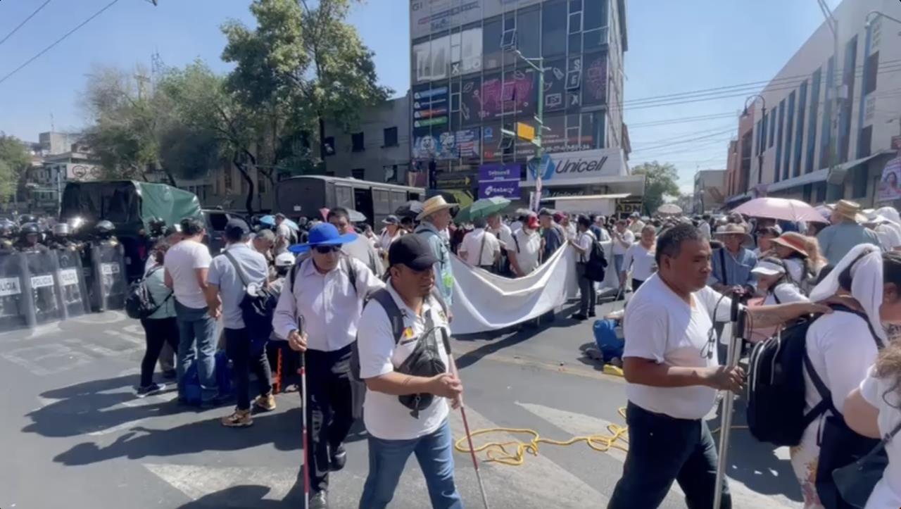 A empujones retiran a manifestantes débiles visuales, en Arcos de Belén. Fotos y videos de Ramón Ramírez